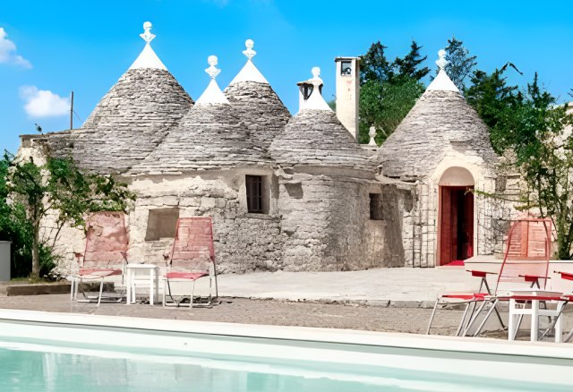 Trulli mit Blick auf den Pool